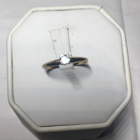 14K yellow gold diamonds solitaire ring